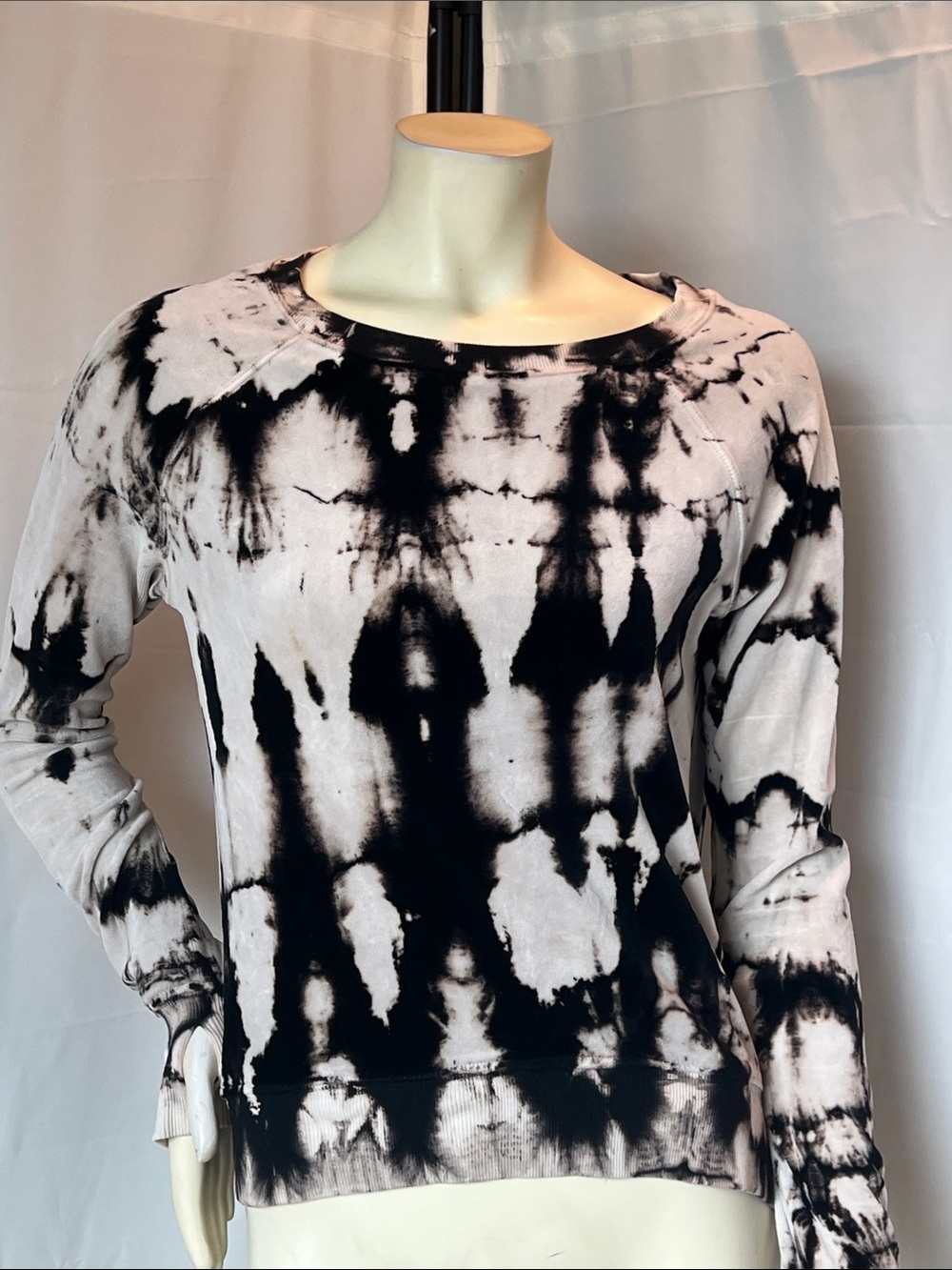 Pam & Gela Black and White Tie-Dye Crewneck high-low Velour Sweatshirt